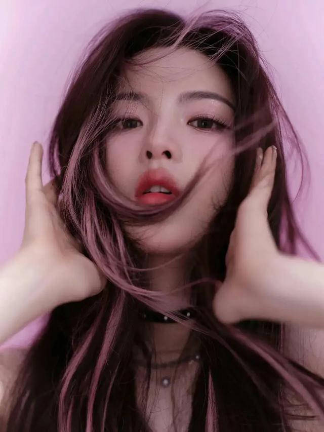 杨超越:粉墨交织,甜辣诱人的娱乐圈奇迹!