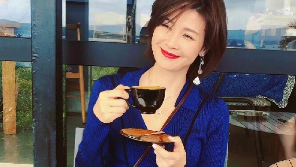 44岁童蕾带火了一种贵妇穿搭：针织裙+小白鞋+短发，高级又显贵