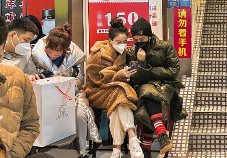 左小青吃夜宵被偶遇，和小鲜肉依偎在一起，46岁打扮时髦嫩似少女