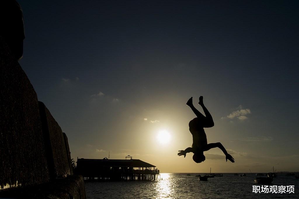 33岁考上公务员遭遇质疑：“这年龄还进来，前途渺茫！”网友反驳：“其实正合适”