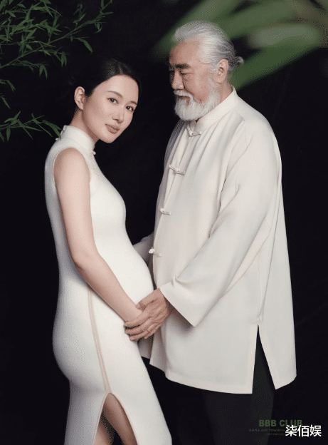 张纪中娇妻挺巨大孕肚现身寺庙,身姿笨重被人搀扶,真实样貌曝光