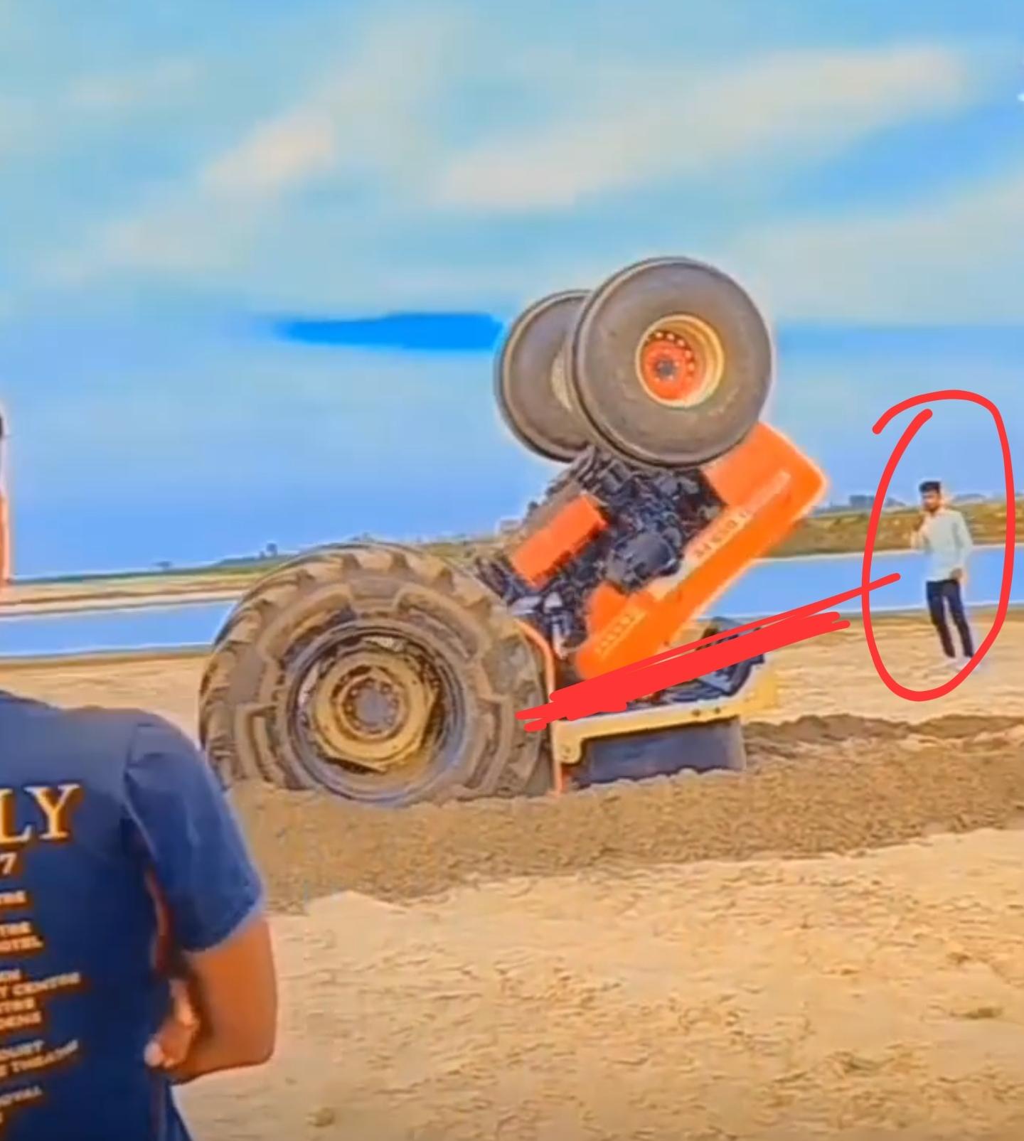 网红表演拖拉机特技出意外,当众被机身砸死,结婚一年孩子6个月