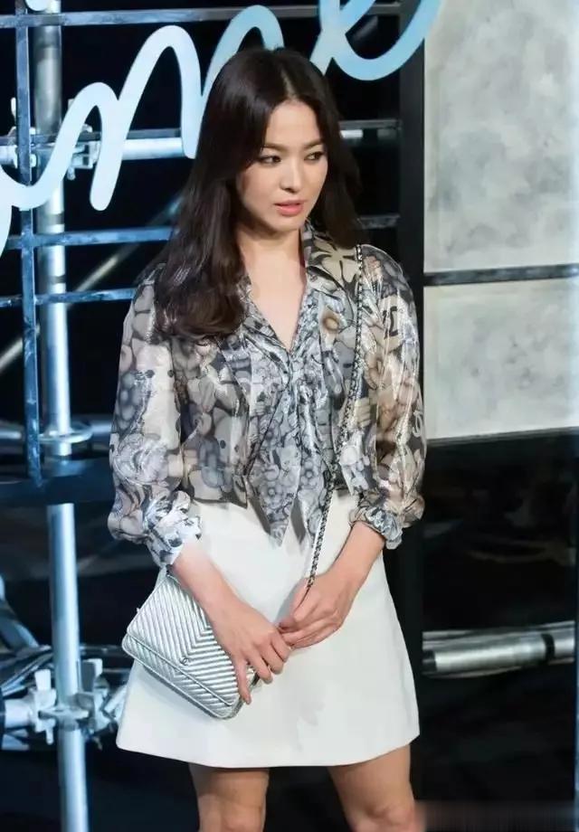 宋慧乔42岁美出新高度：深V领连衣裙搭配羊毛卷，尽显时尚魅力