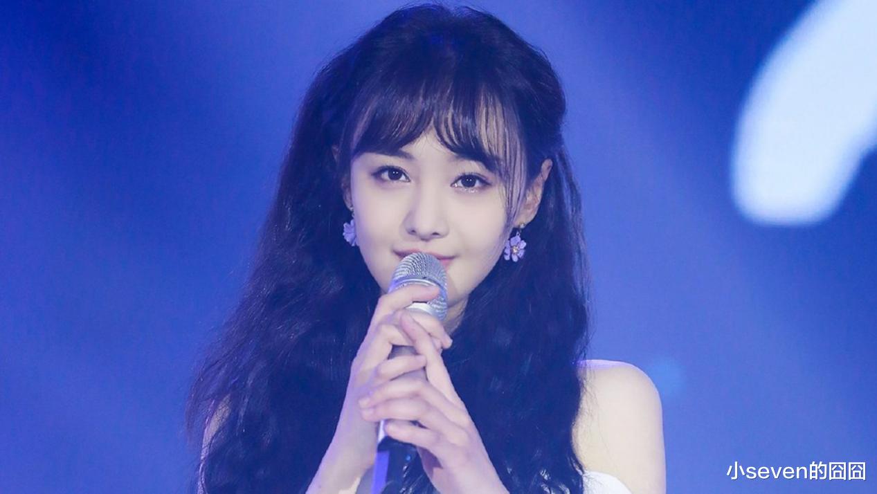 郑爽晒新照：过圣诞节布置得略显冷清，总发文案怀念当明星的生活