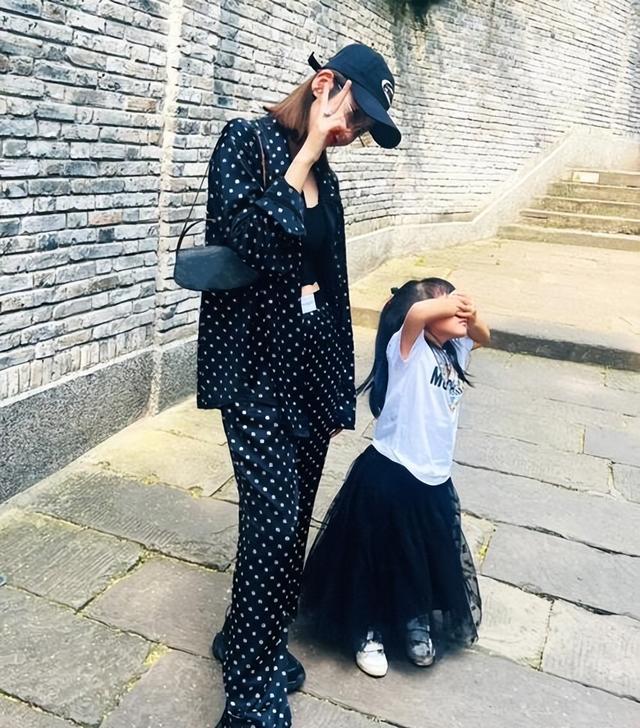 张若昀一家三口游故宫，唐艺昕染粉发好少女牵着4岁女儿幸福甜蜜