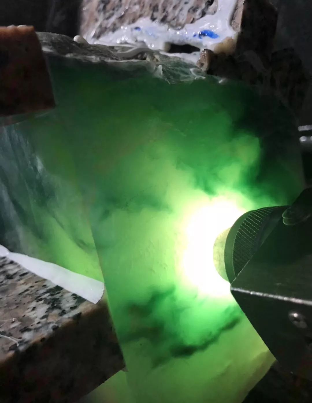 不起眼的翡翠,切出少见的高冰种