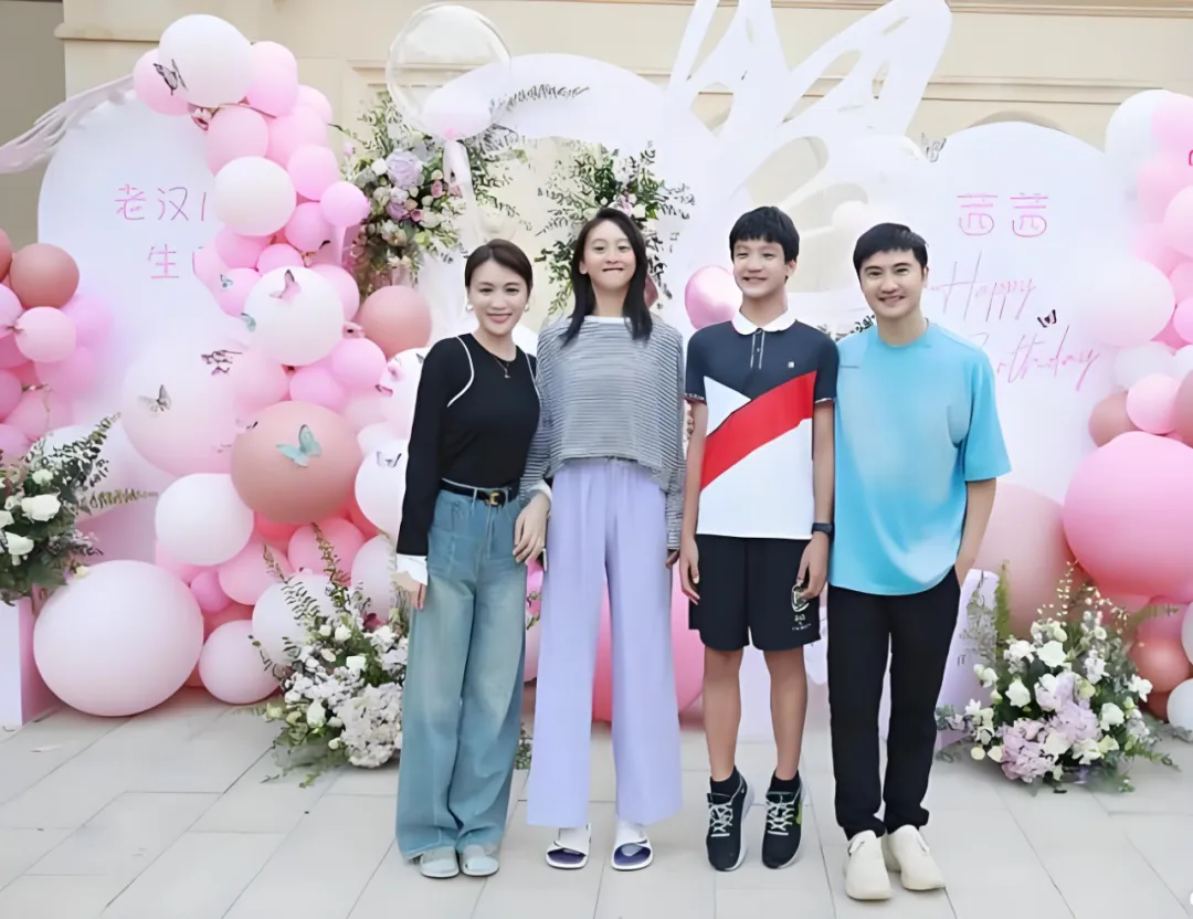 田亮晒出全家福,15岁女儿森碟大长腿瞩目,12岁儿子森碗已成帅小伙