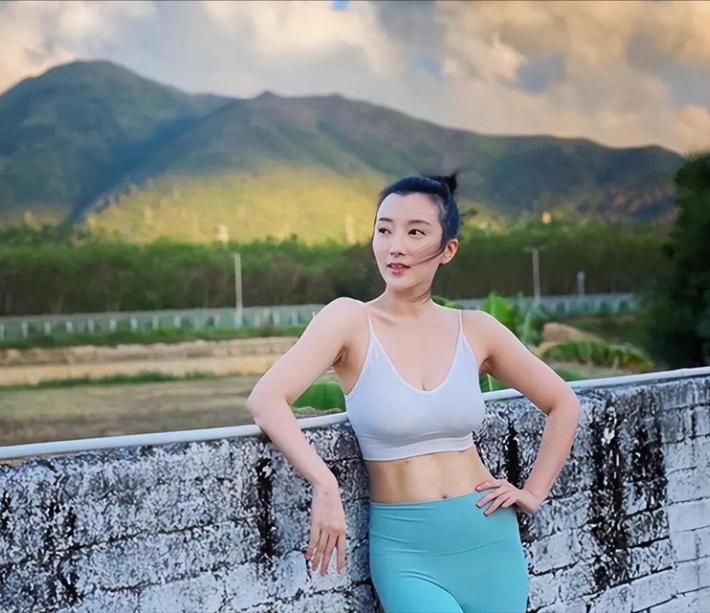 TVB女星嫁内地导演,皮肤白皙身材傲人,与男友交往半年就结婚