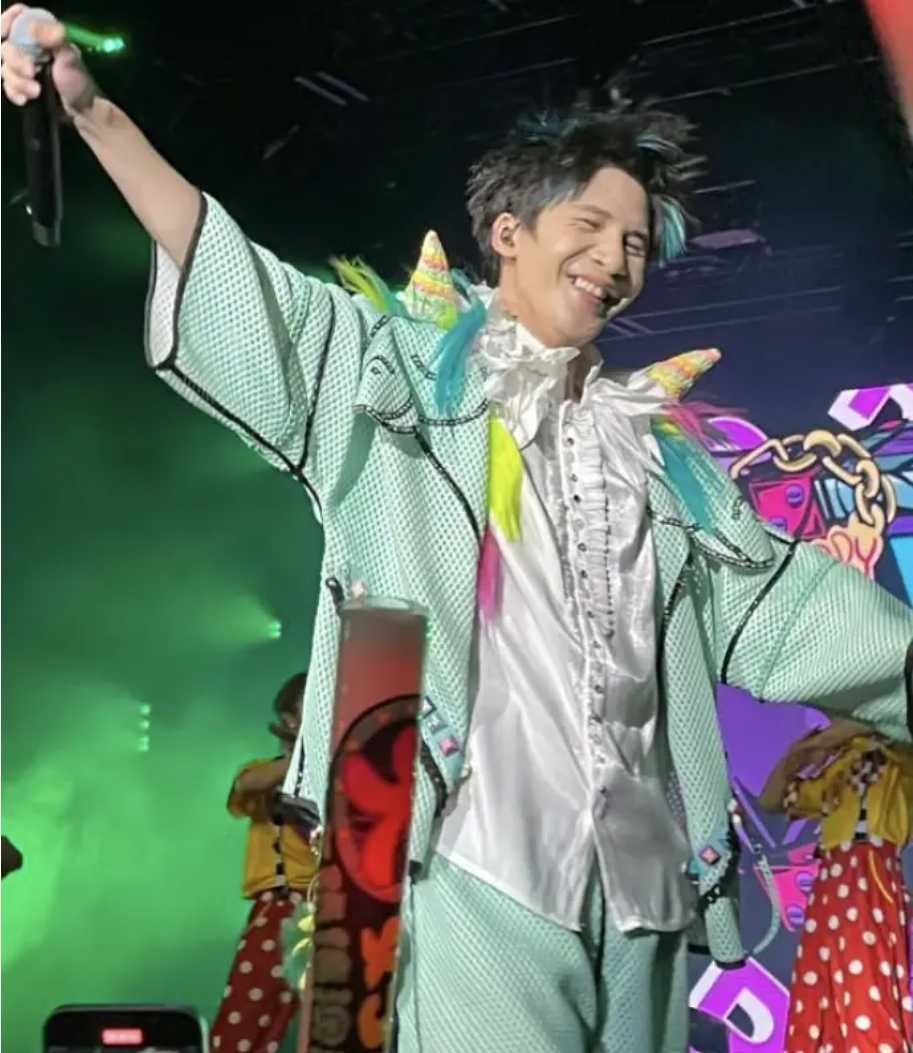 新年又一大瓜,顶流歌星美国俩娃,大的已有十几岁