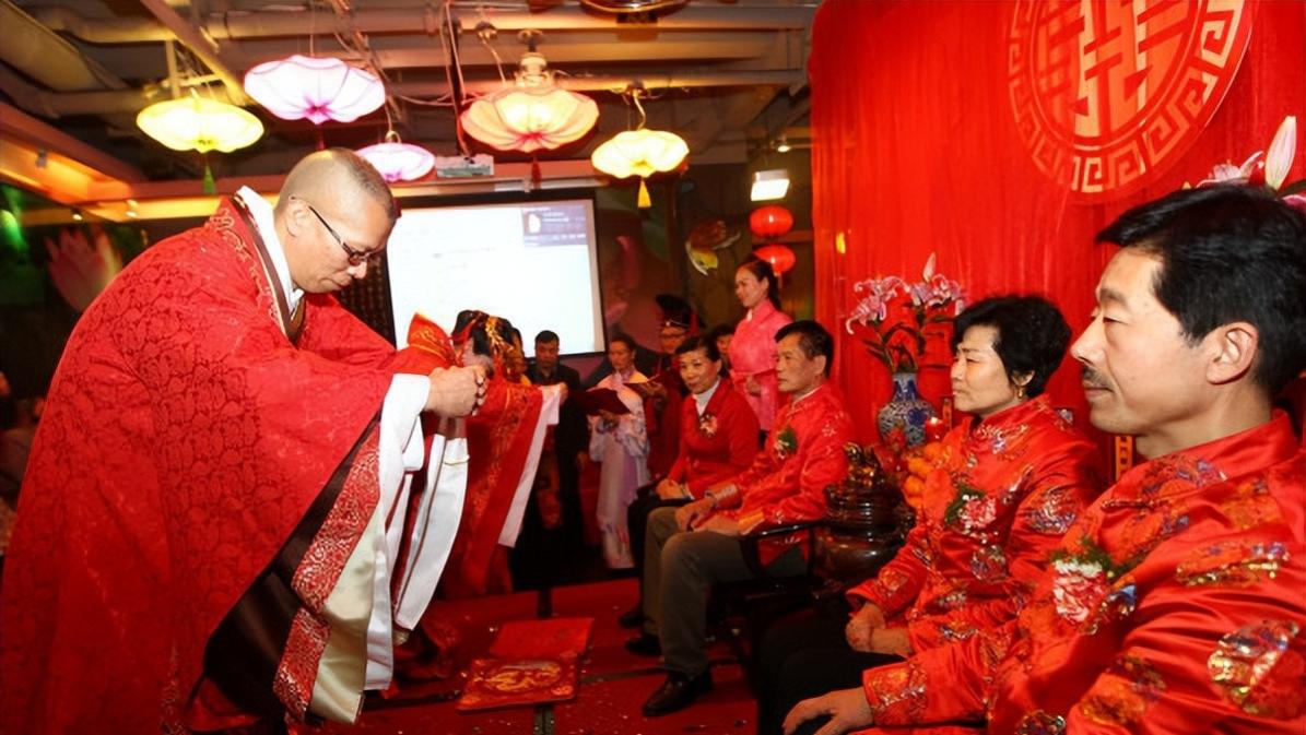 老板儿子结婚，说好员工每人随600元，实习生私下给5千现场热闹了