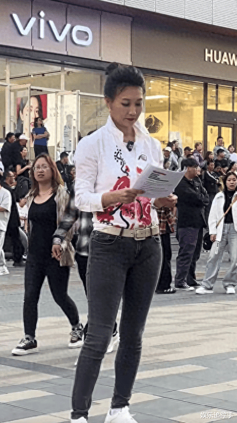 央视女主持李梓萌素颜现身，这位国民级主持人，路人竟没认出她来