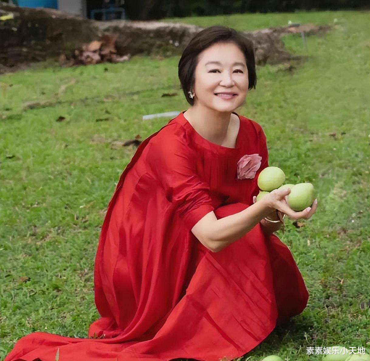 69岁林青霞被偶遇，素颜状态显衰老，主动握手亲和力非常好