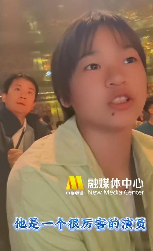 全红婵晒成龙合照,成龙转发给予最高评价,靠在成龙肩上好温馨!