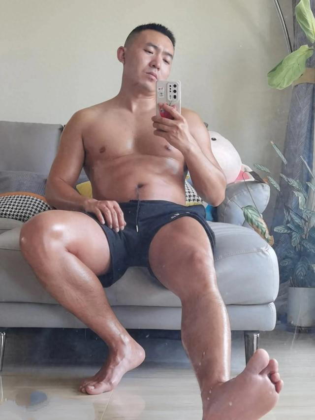 肌肉与汗水的交响曲:直击壮硕土直壮汉的雄性魅力瞬间