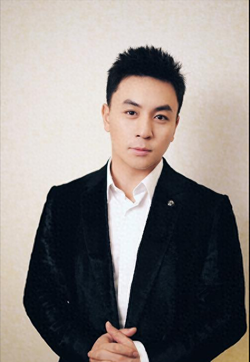 释小龙开迈巴赫现身商场，妻女罕见曝光，娇妻皮肤白皙身材吸睛