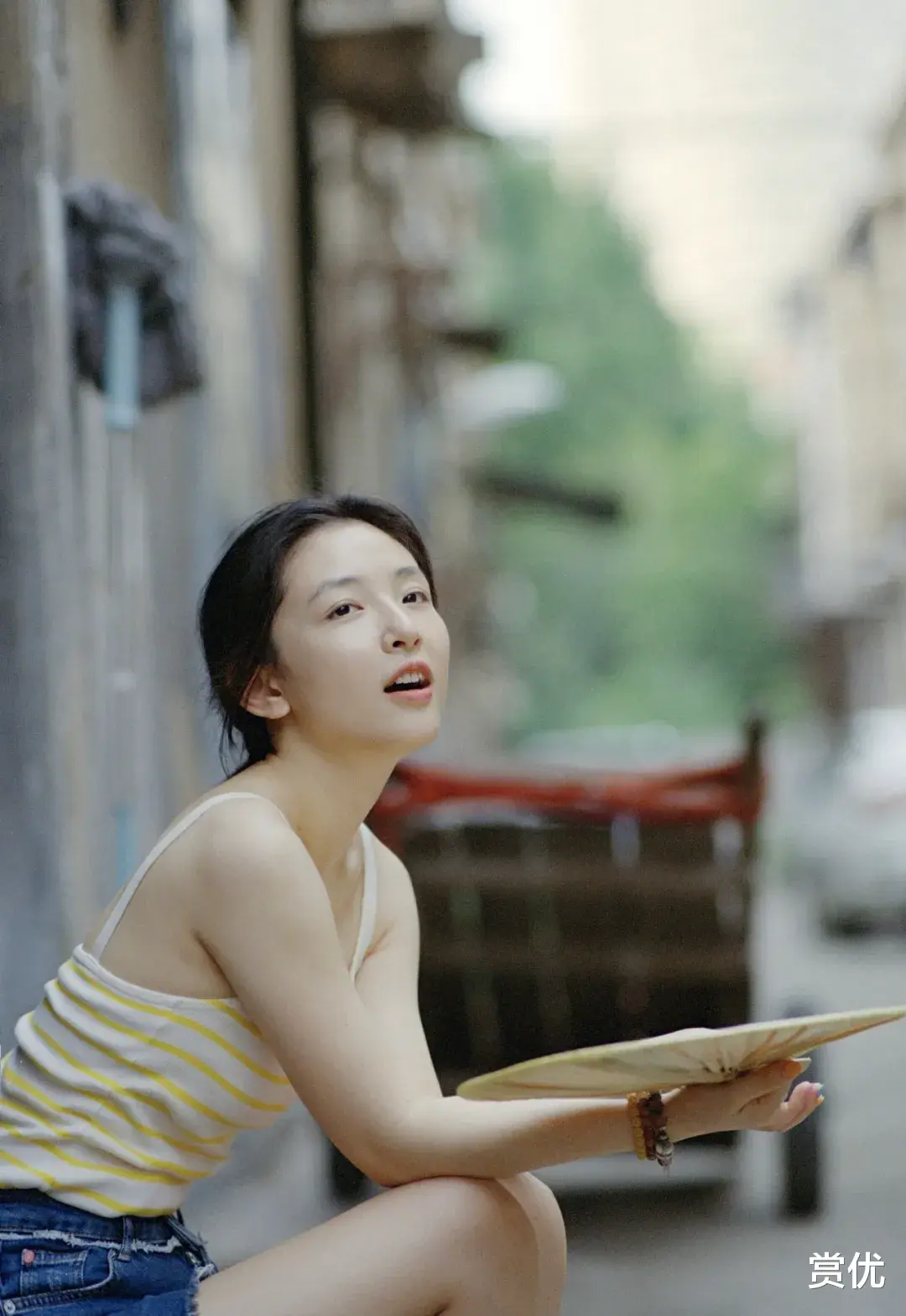 吴倩青春靓丽 大长腿美足