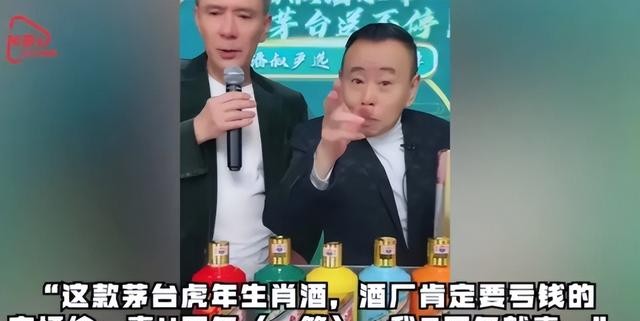 67岁潘长江带女儿逛大集，吃路边摊不怕脏，油切糕揣怀里带给媳妇