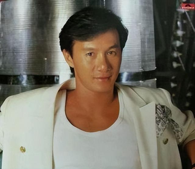 许冠杰庆祝76岁生日,三代同堂外出吃饭,混血双胞胎孙子长发披肩