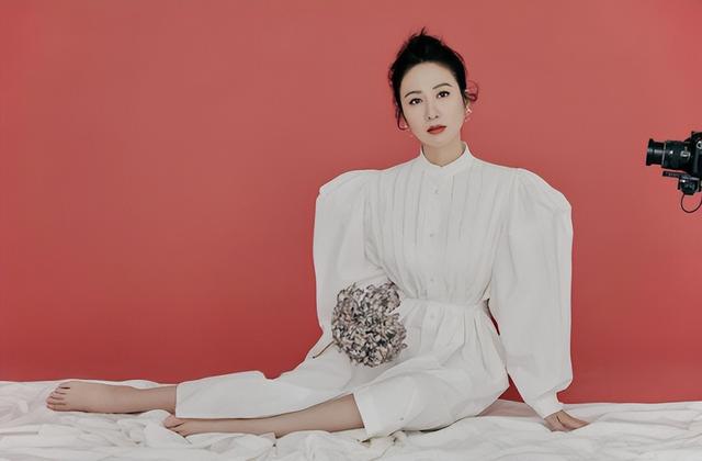 过气明星的卑微：成老赖，扮丑卖傻，县城混商演，满地心酸