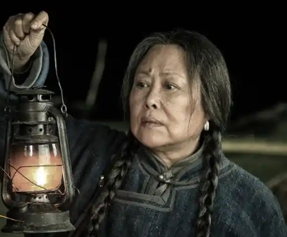 74岁斯琴高娃近况:瑞士老公已去世,她垂垂老矣,回到国内生活