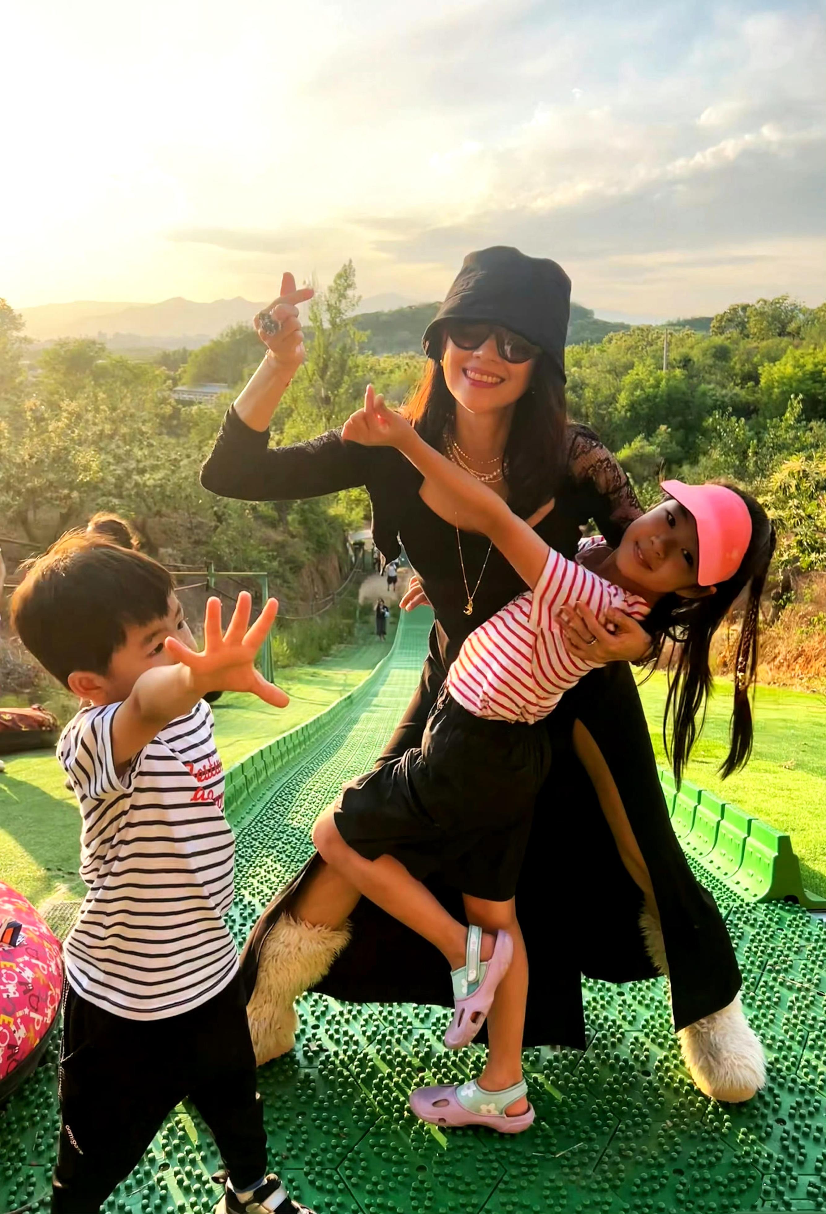 章子怡儿童节晒与儿女度假照，4岁弟弟罕露面，眉眼超像姐姐醒宝