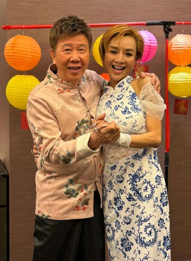 58岁叶子楣请明星朋友吃大餐，穿着青花瓷裙子，整个人瘦到显病态