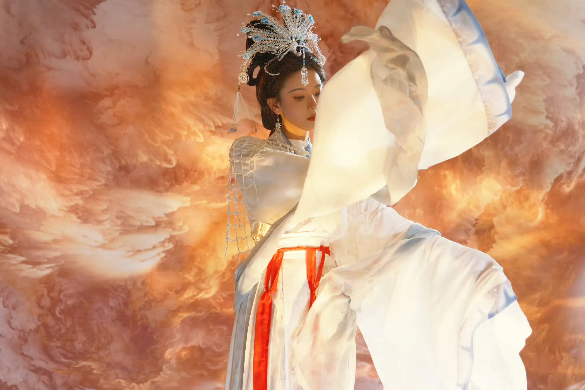 陈瑶COS月中嫦娥被赞像“女儿国国王”!眉目含情一整个国色天香