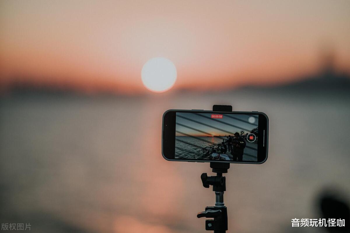 手機(jī)拍照究竟能否超越傳統(tǒng)相機(jī)？?jī)?nèi)在關(guān)系竟然取決于這個(gè)！