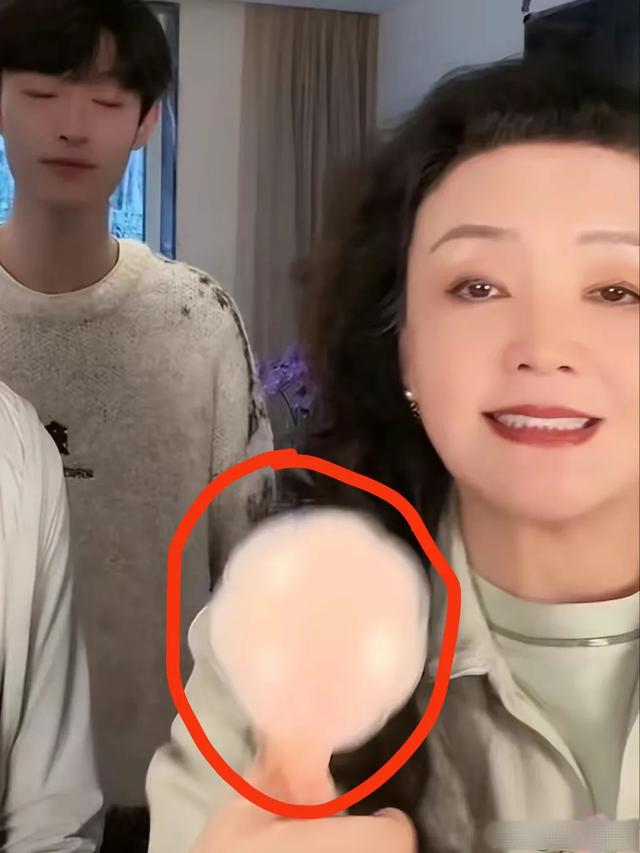 张兰情绪失控!直播模仿大S,暗示3胎,16年的小孙子引发争议