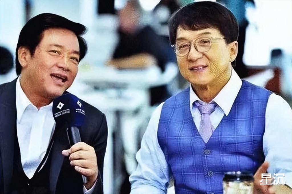 他是成龙要好的朋友，曾与林心如同居8年，如今娶35岁娇妻胖成球