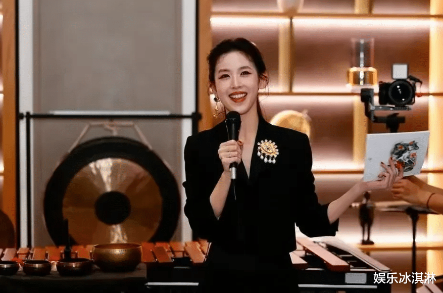 章泽天佩戴“恶魔之眼”惹争议:你这么做,东哥知道吗?