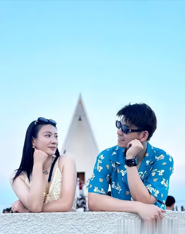 黄雅琼晒阿那亚情侣大片浓情蜜意好般配刘雨辰妈妈罕见出镜