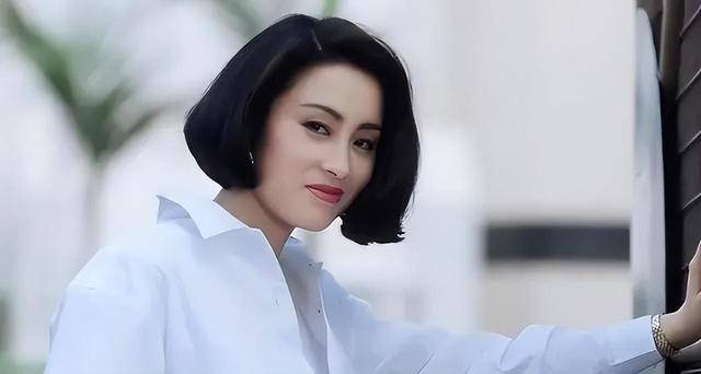 55岁张敏被爆长居泰国,与小10岁男友在清迈买房,看起来瘦得脱相