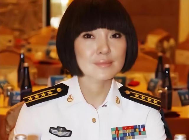 从意气风发到瘫坐轮椅，被老公气进医院离婚的陈红，如今怎样？