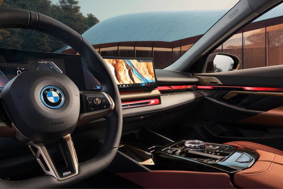 宝马终于“听劝了”！从46.59万降到37万，标配空气悬架，放弃特斯拉