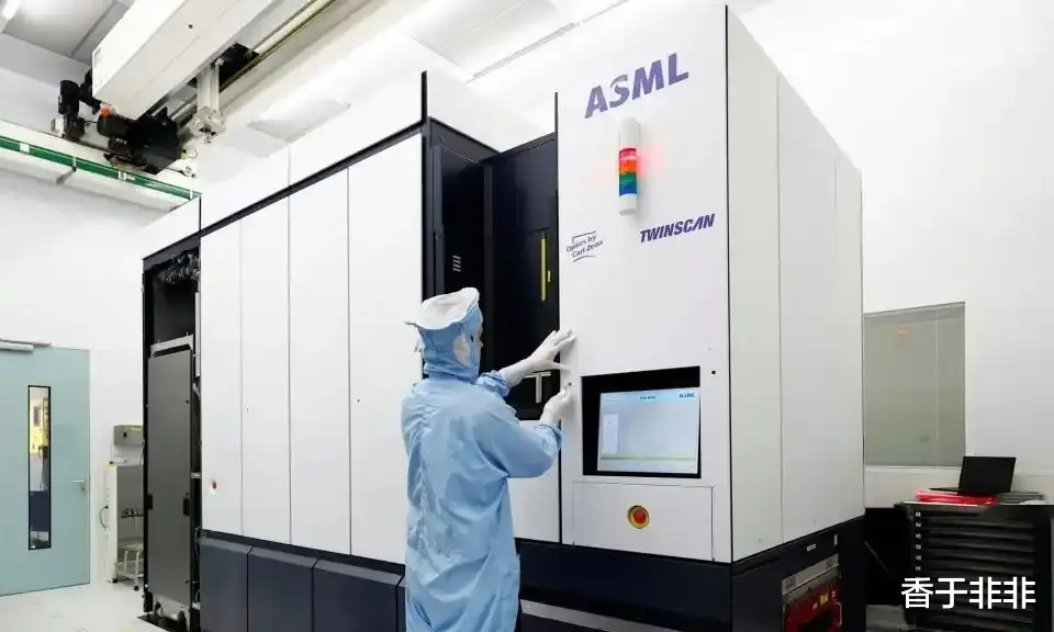 国产光刻机官宣后,一个奇怪现象国外网友沸腾,美荷却沉默了!