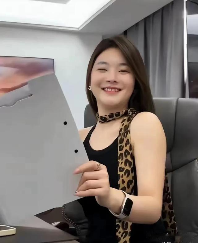 劳斯莱斯车主搂老公开直播！俩人好有夫妻相，美照和资产引爆评论
