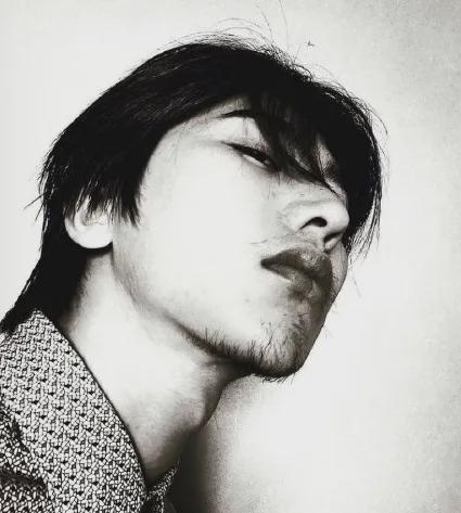 摆烂了?蔡徐坤近照曝光,胡子拉碴认不出,但身上肌肉增加了不少