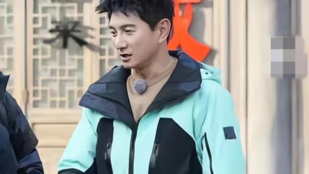 54岁吴奇隆现身贵州！在饭店吃羊肉粉接地气，左手上的婚戒引注目