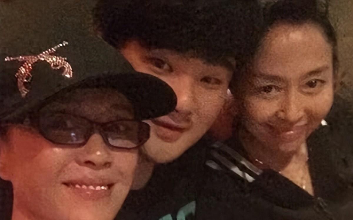 59岁傅艺伟独子离世，社交平台一年未更新，儿子同学证实因病逝世