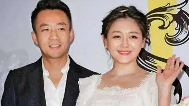 甩掉大S的具俊烨穿搭新潮在首尔街头溜达，跟友人吃限量版刨冰