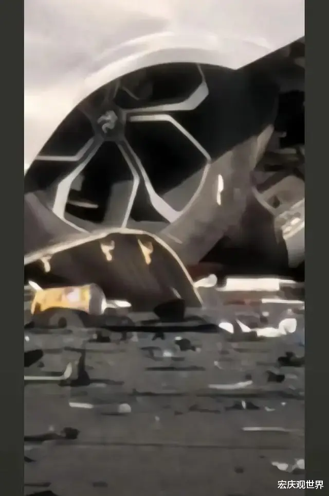 SUV闯红灯撞翻大货车，碎片四溅，疑似比亚迪元plus