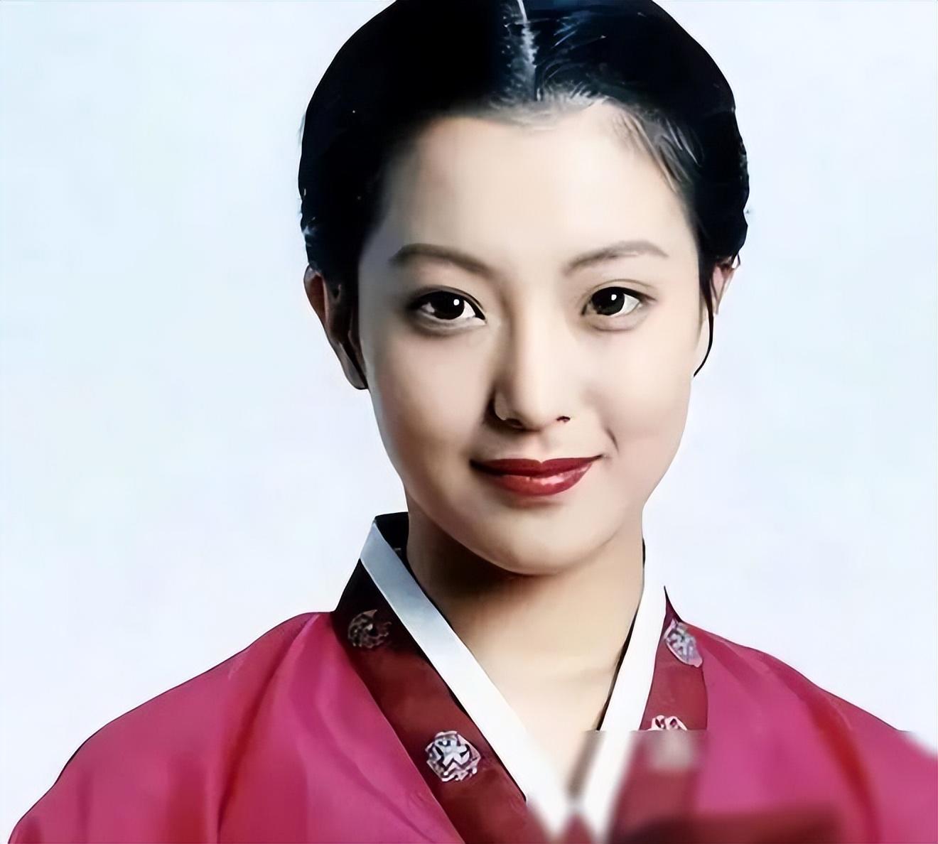 金喜善：嫁入豪门一夜坐拥千亿，靠一脸甜笑迷倒南韩太子爷！