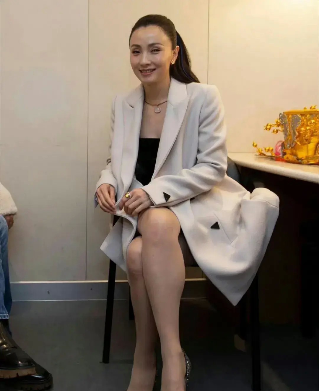 小陶虹后台秀肉丝美腿,年过半百依旧迷人,你还会为她心动吗?