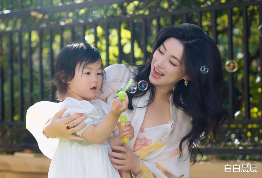 朱珠和女儿合拍杂志，女儿有同款梨涡好漂亮，朱珠妩媚动人有韵味