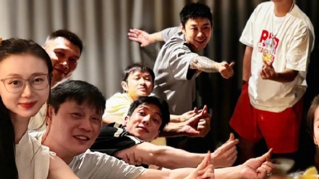 34岁鹿晗海边庆生！造型大变撞脸车晓，恋爱8年不结婚惹质疑