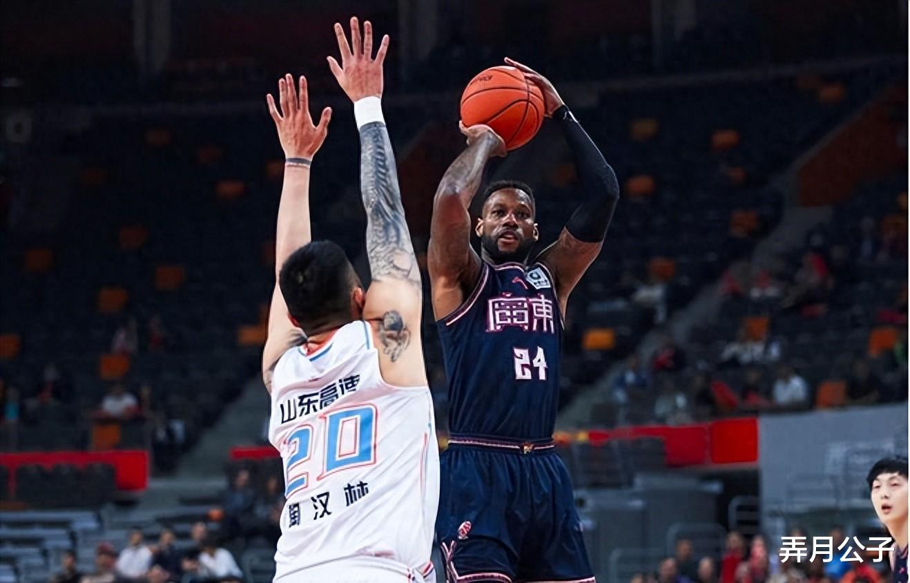 CBA最拙笨的大个子！全场4分+3误6犯，球迷：减肥啊，一身赘肉