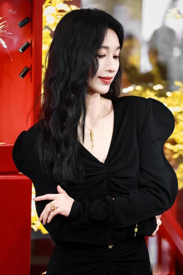 张俪黑色露腰套装,腰细人美