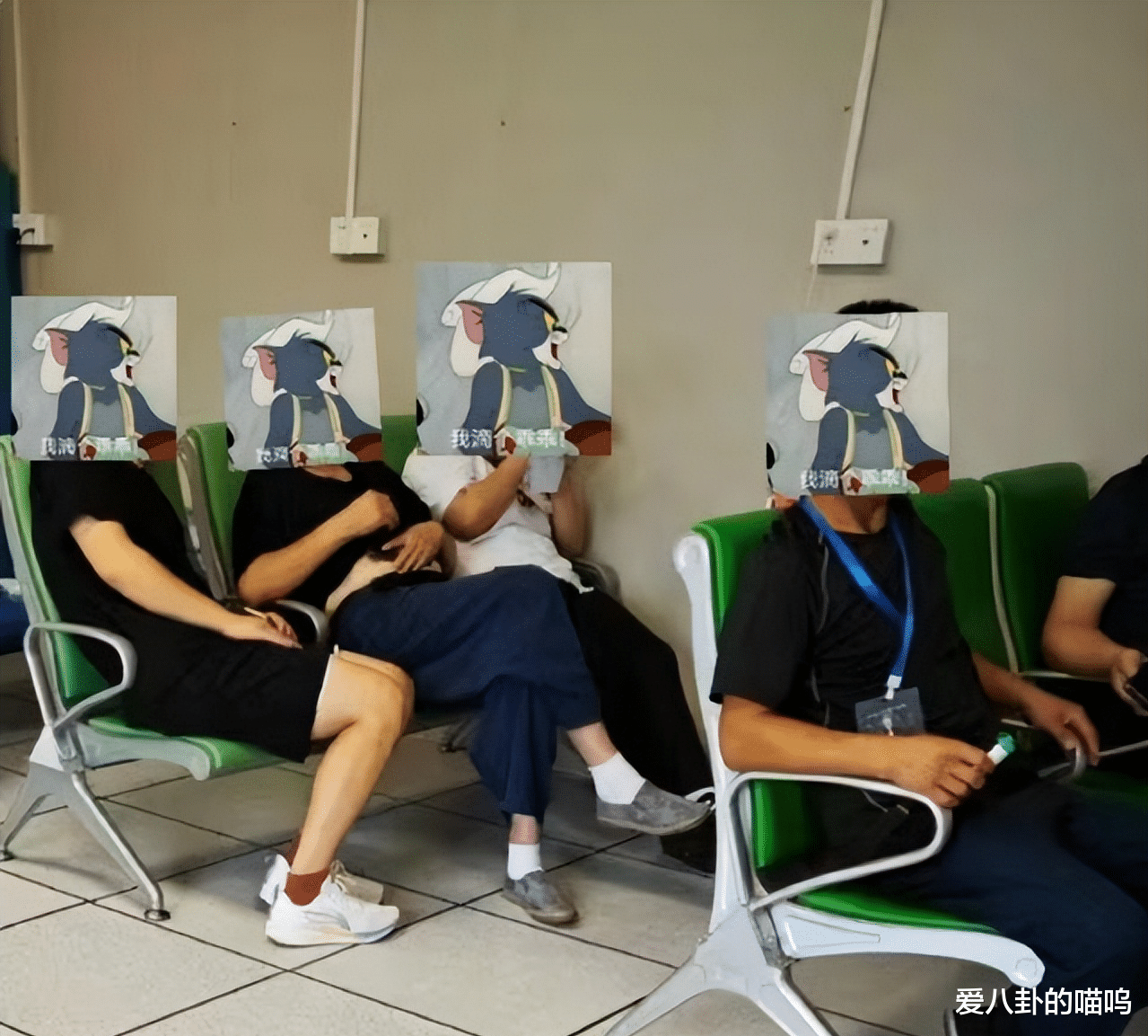 刘谦队伍被“团灭”,25人因食物中毒被送医,网友质疑商家有问题