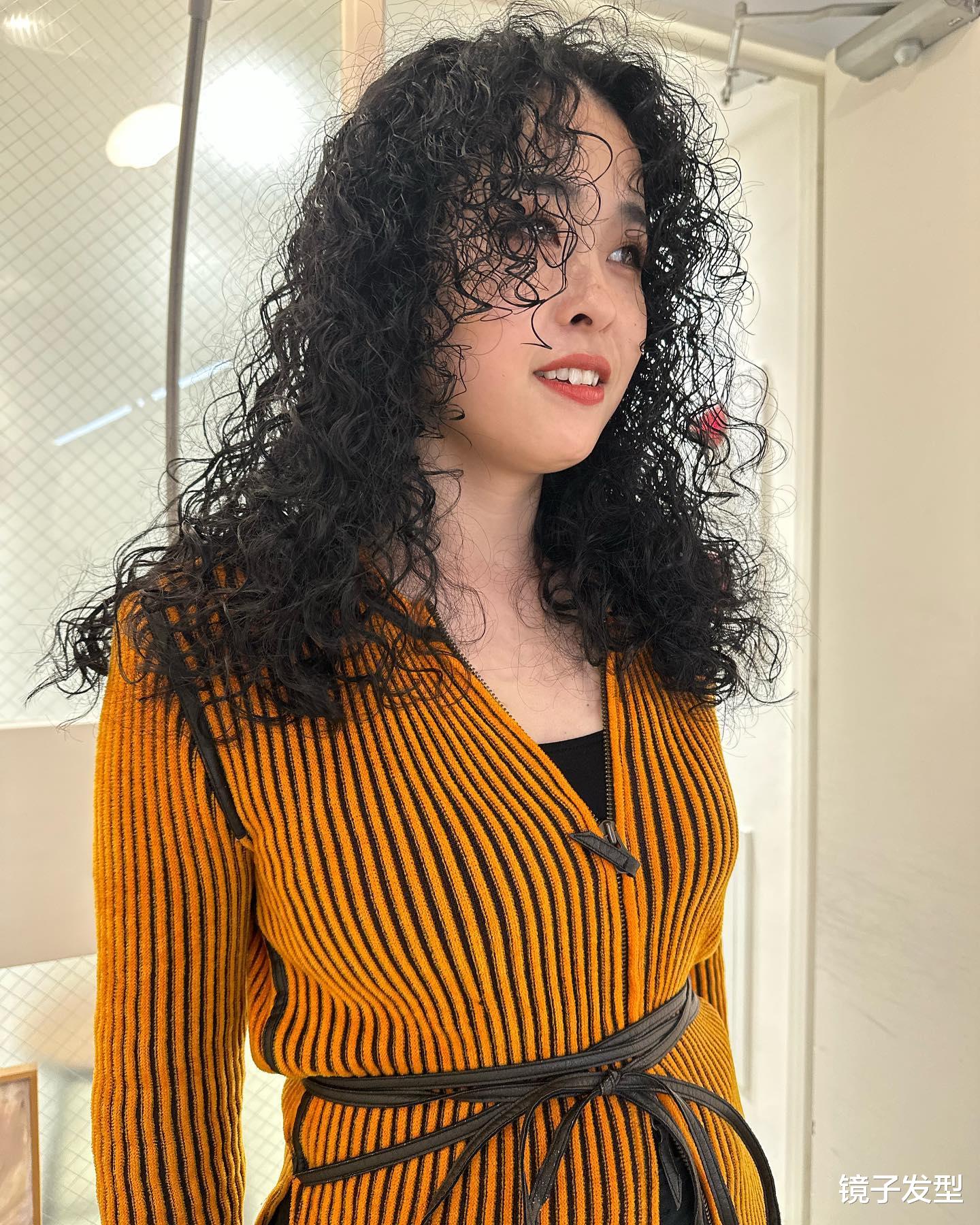 长头发细软贴头皮的姐妹,看看全头羊毛卷烫发,蓬松洋气显时尚